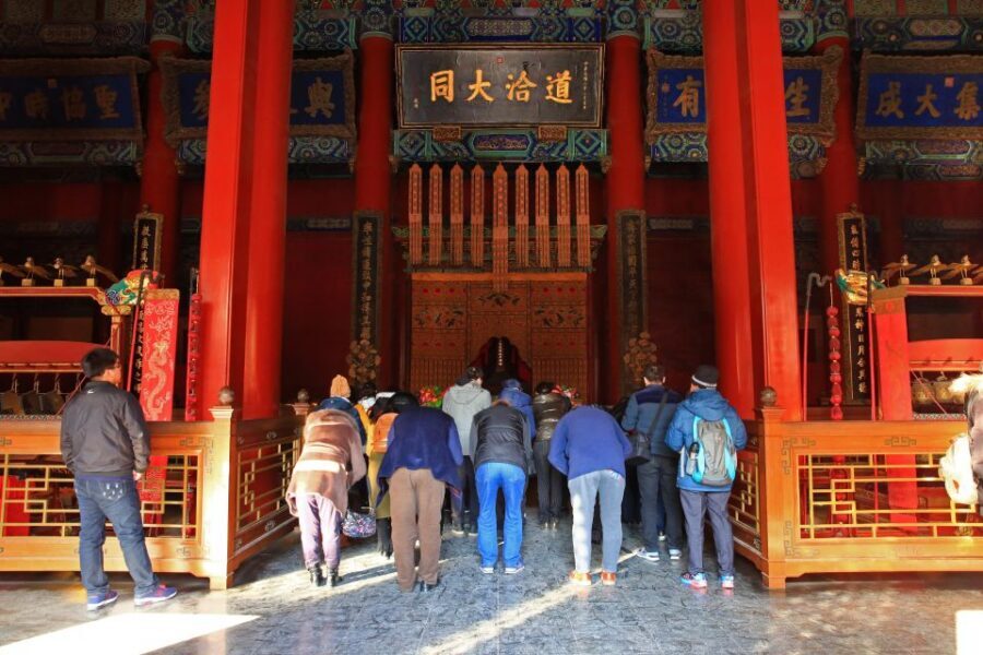 Beijing: Lama Temple, Confucius Temple and Guozijian Museum - Lama Temple: the 54-foot sandalwood Buddha and living worship