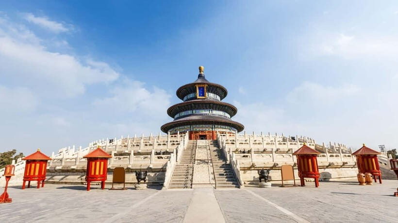Beijing: Mutianyu Great Wall Ticket & AI Interactive Show - English-speaking guides: what you should expect from the human side