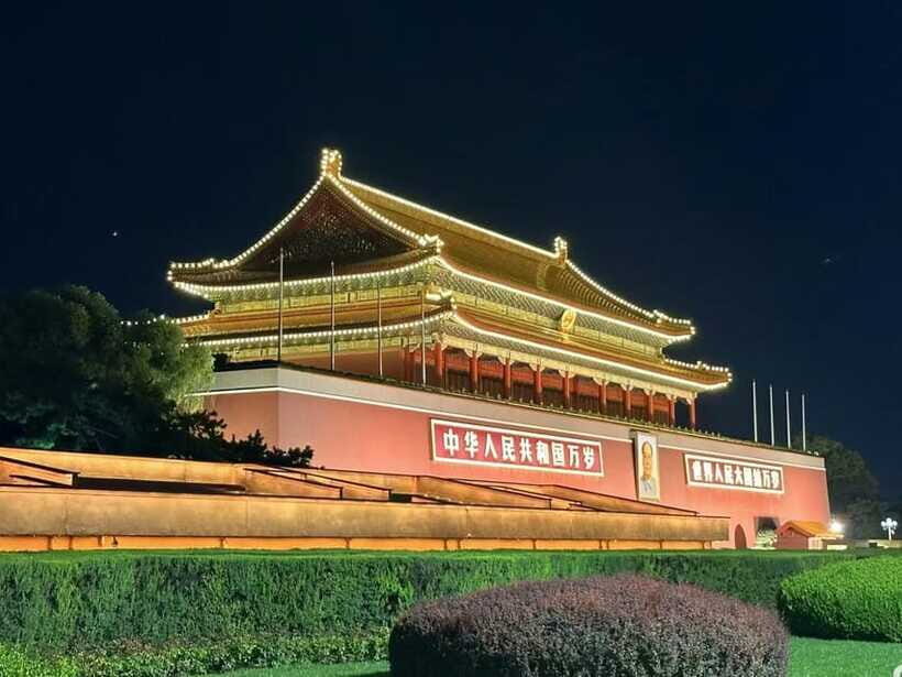 Beijing: Private Layover City Night Tour - Shichahai, Yandaixiejie, and Houhai: lakes, hutong edges, and night energy