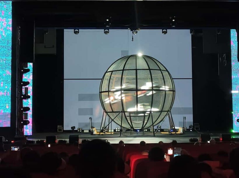 Beijing: Qinle Palace Acrobatics Show Ticket - The big headline: floating star disks and human pyramids