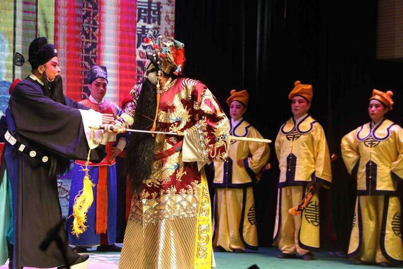 Beijing: Traditional Cultural Show Peking Opera Tickets - Drinks, Dinner, and the Best Pre-Show Plan