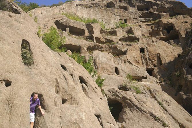 Longqingxia Gorge Cruise and Guyaju Cave Dwellings Private Day Tour - Price and value: what $216 buys you (and what you still need to plan)