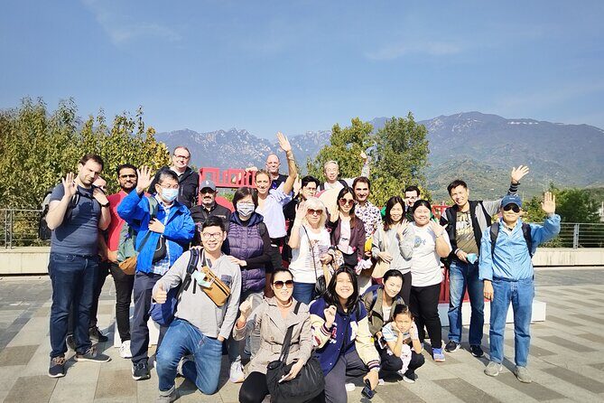 MuBus: Mutianyu Great Wall ENG/ESP/RUS Guided Bus Tour - Guides on the bus: small talks that turn into useful walking directions