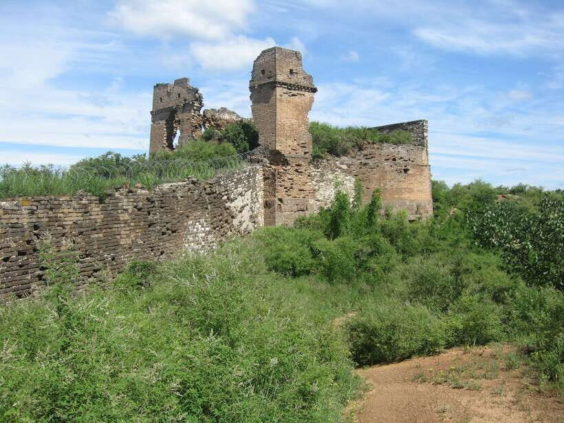 Self-guided challenging hiking from Jinshanling to Gubeikou - Off the Wall at Taochunkou to Jinshanling West: trail legs and a cottage rest